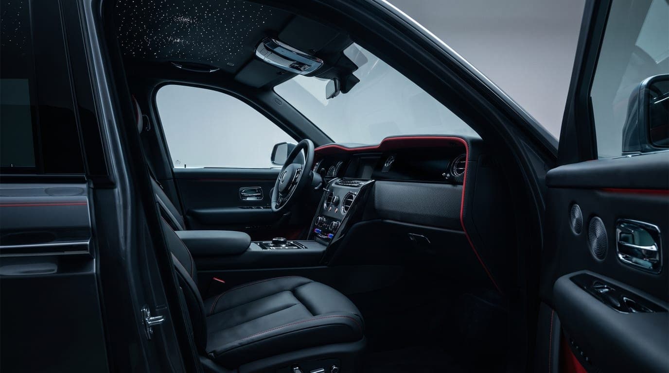 Rolls-Royce Cullinan Black Badge interior cockpit